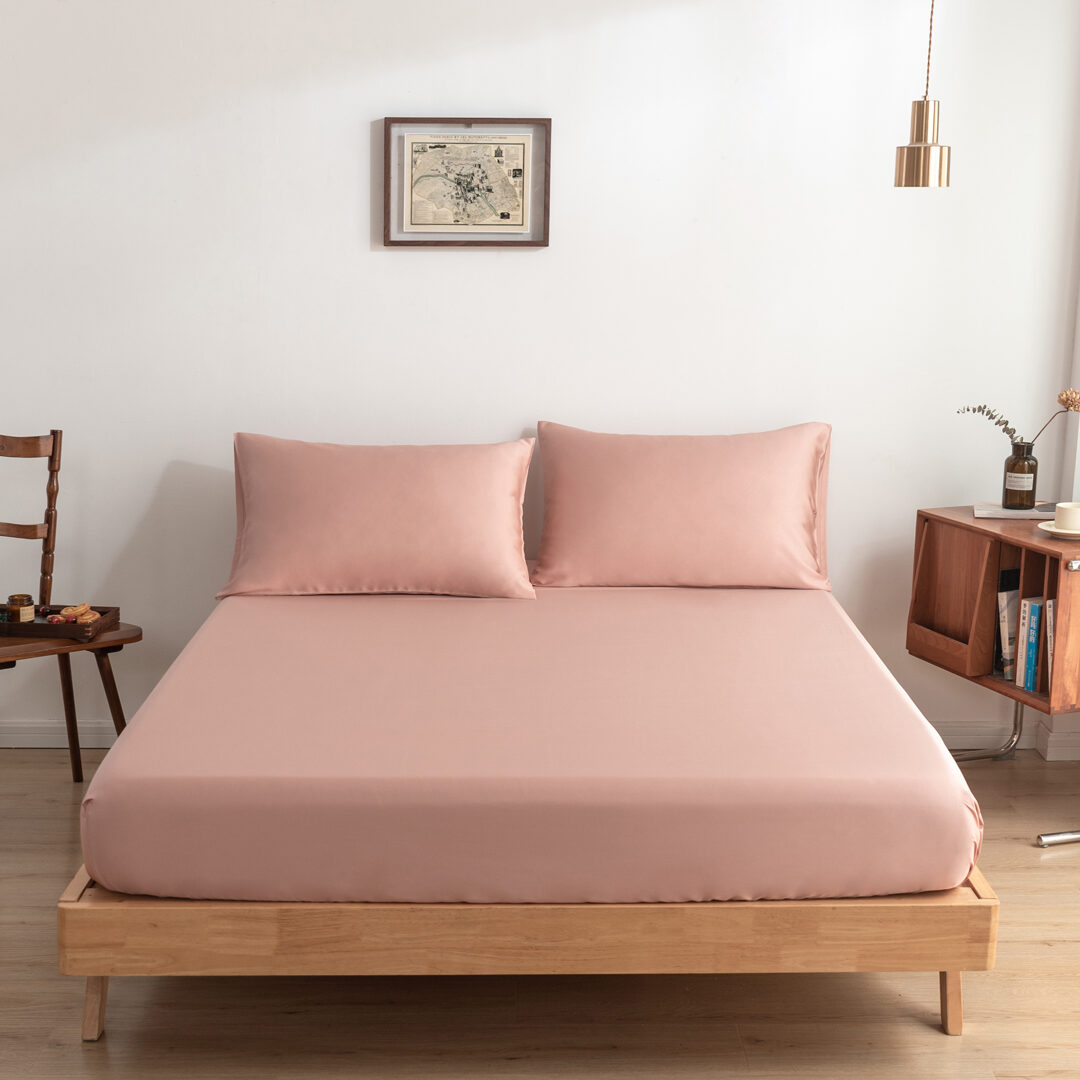 Vooraanzicht bamboe hoeslaken Cuddle Pink (kleur licht roze) op een bed