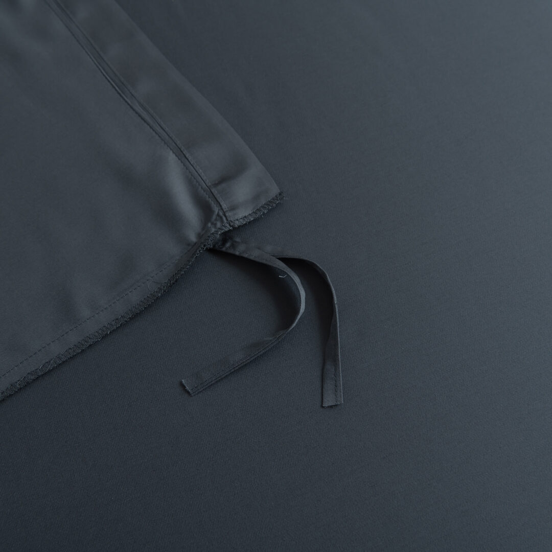 Lusjes van een dekbedovertrek in de kleur Space Blue om het dekbedovertrek en dekbed aan elkaar vast te maken