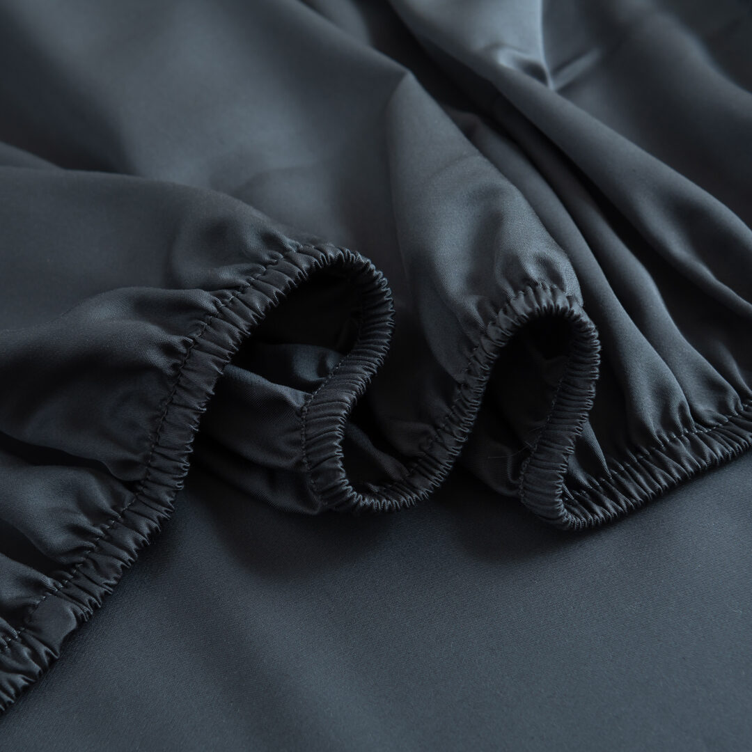 Detailfoto van een bamboe hoeslaken Space Blue (kleur donker blauw)