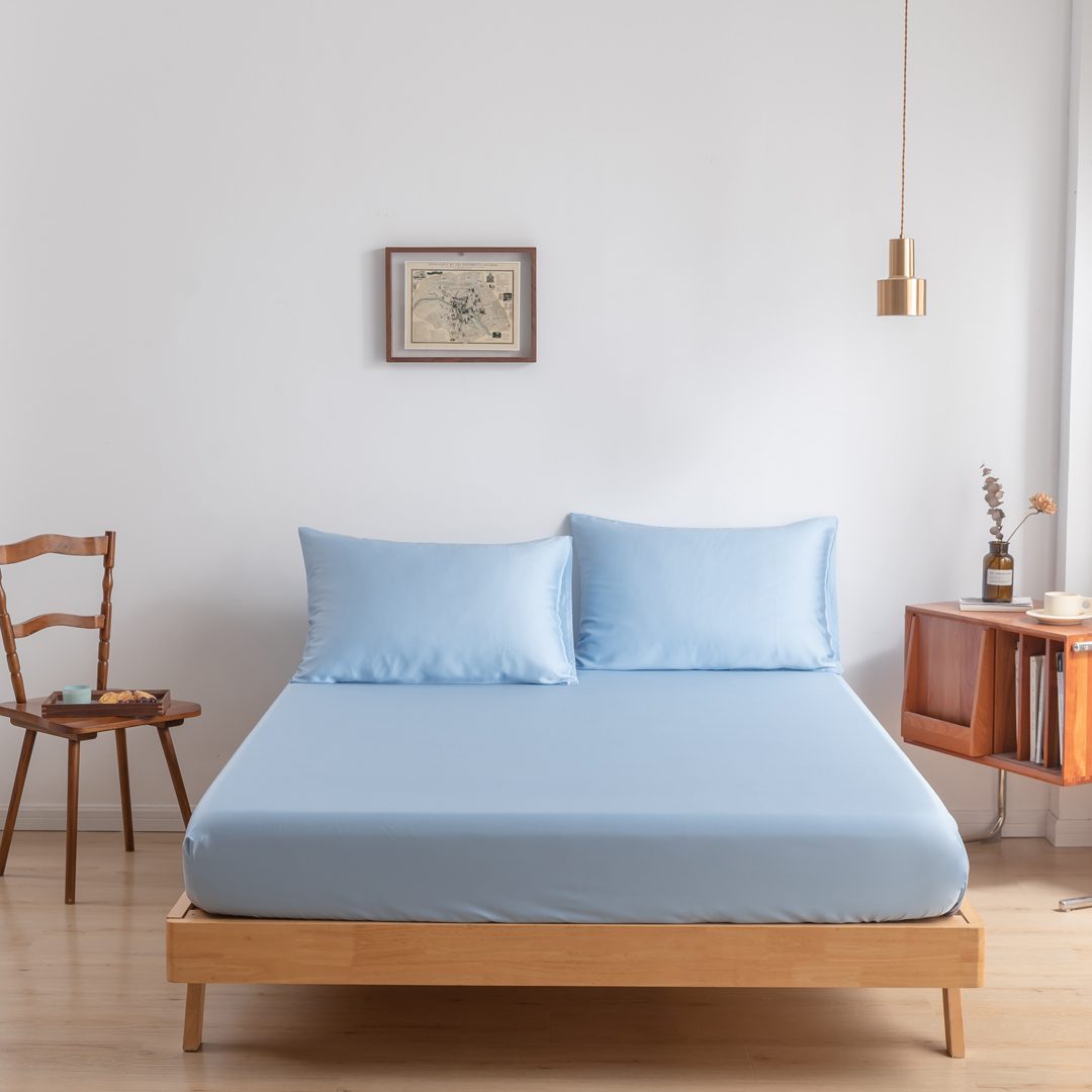 Vooraanzicht bamboe hoeslaken Sky Blue (kleur licht blauw) op een bed