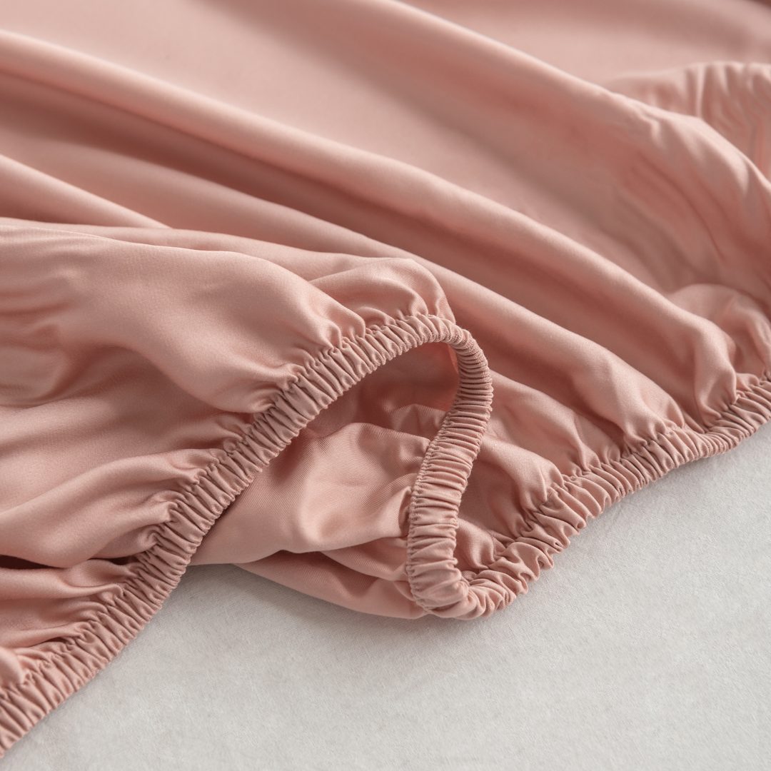 Detailfoto van een bamboe hoeslaken Cuddle Pink (licht roze)