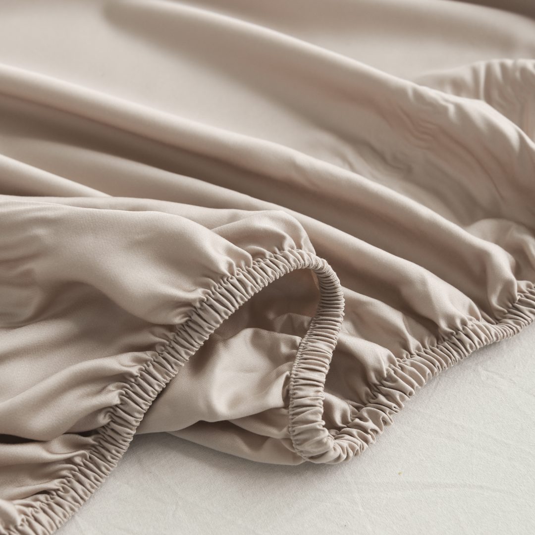 Detailfoto van een bamboe hoeslaken Soft Taupe (licht bruin