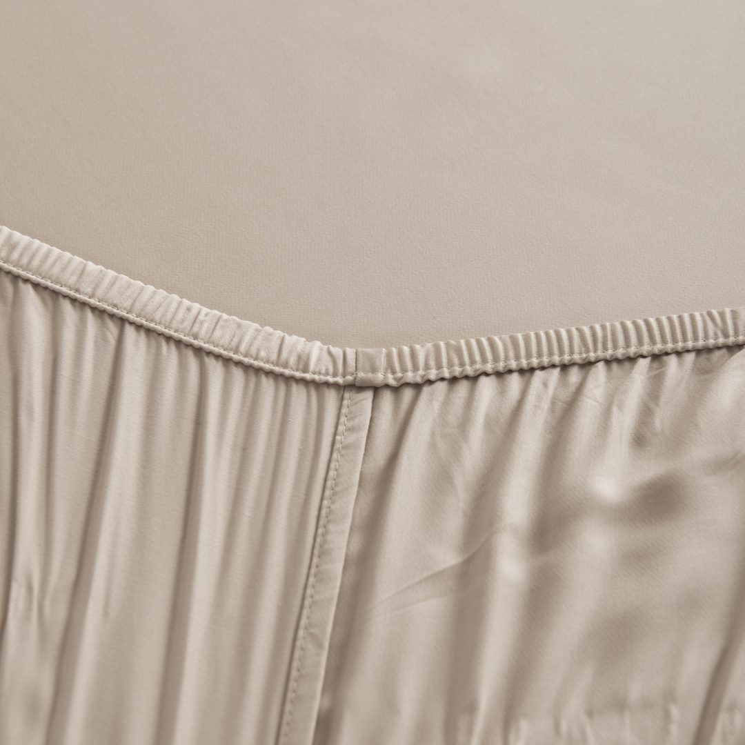 Detailfoto van een bamboe hoeslaken Soft Taupe (licht bruin)