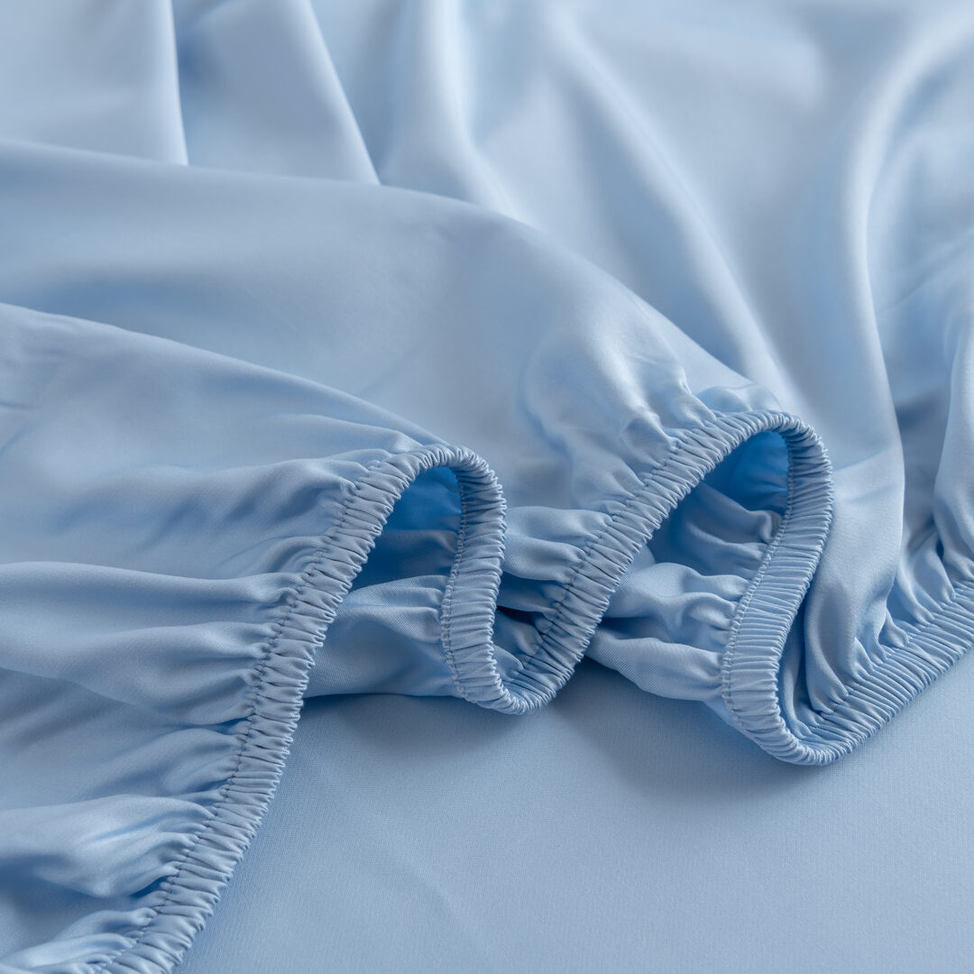 Detailfoto van een bamboe hoeslaken Sky Blue (licht blauw)