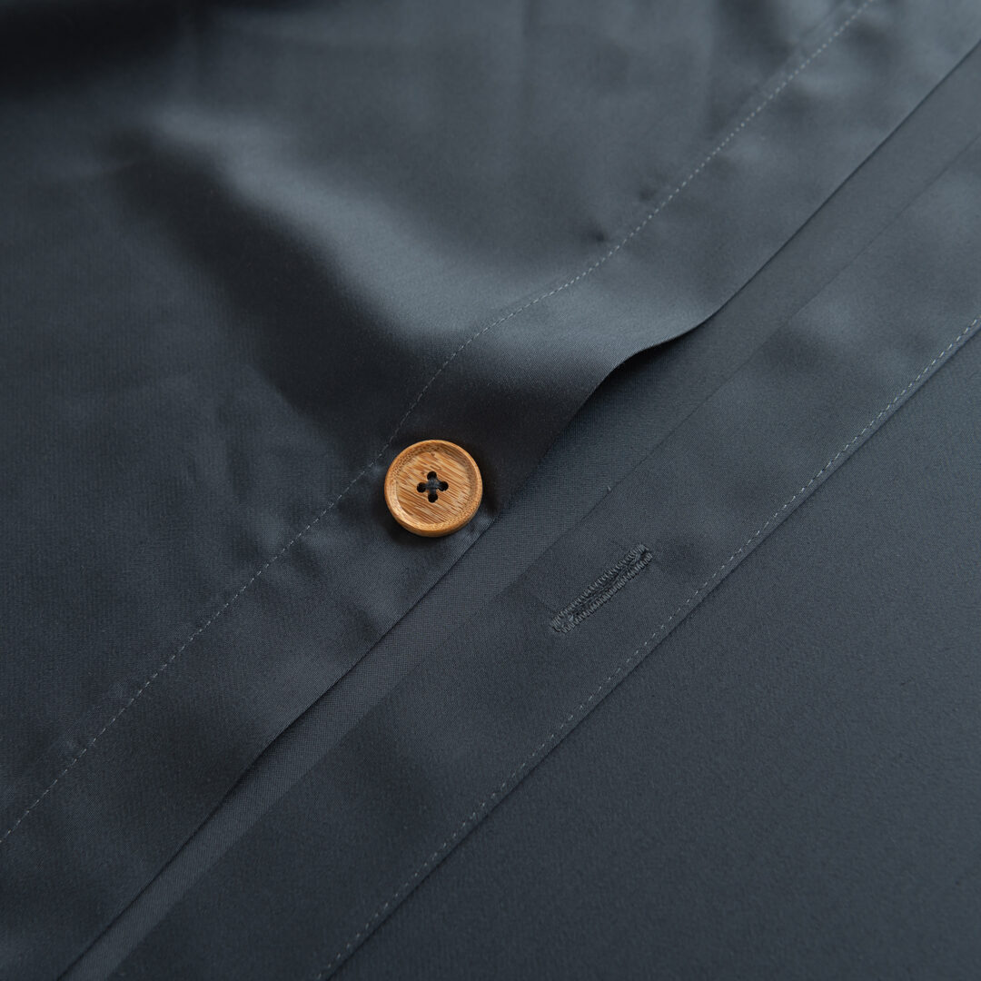Detailfoto van een bamboe knoopsluiting van een bamboe dekbedovertrek in de kleur Space Blue (donker blauw)