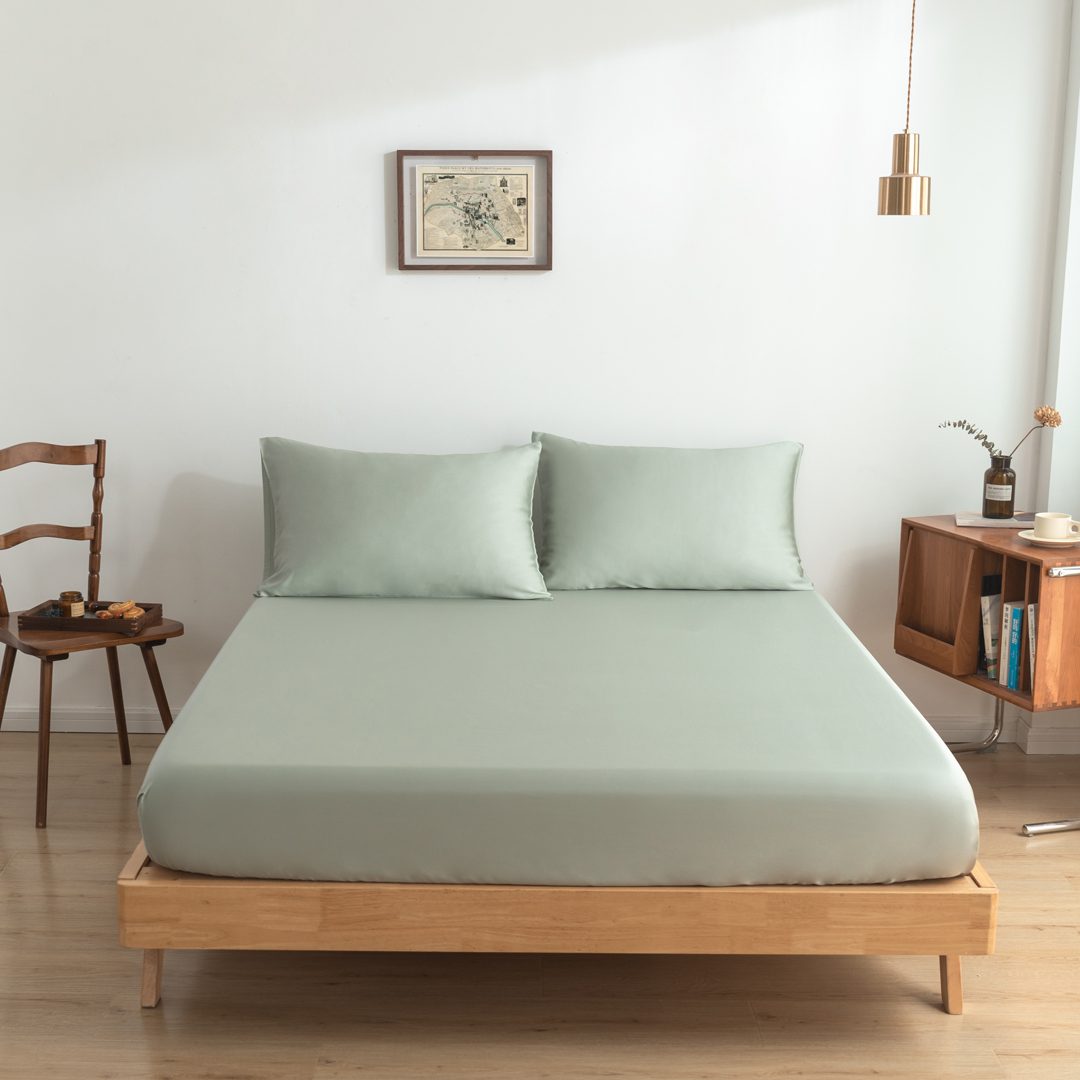 Vooraanzicht bamboe hoeslaken Sage Green (kleur licht groen) op een bed