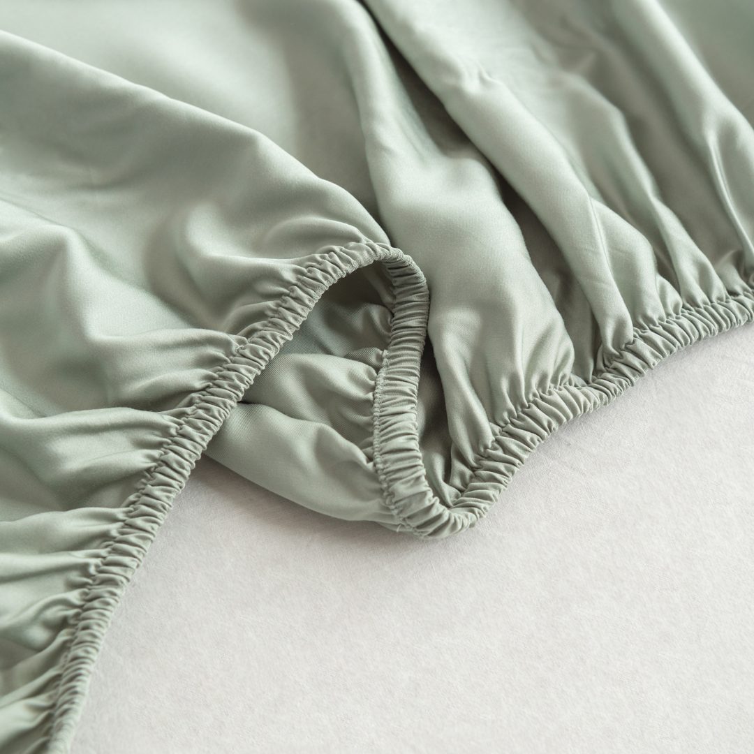 Detailfoto van een bamboe hoeslaken Sage Green (licht groen)