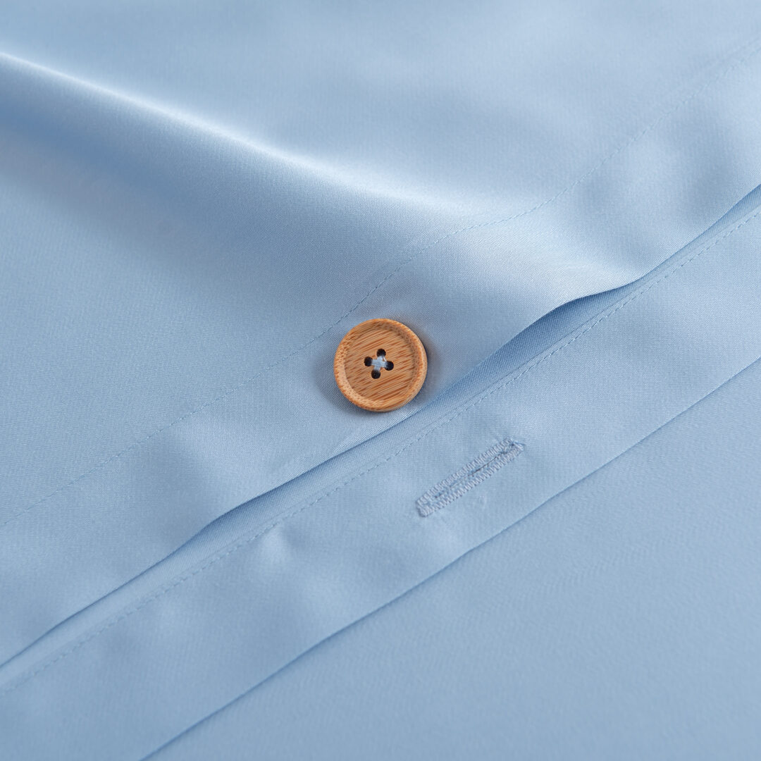 Detail foto van een bamboe knoopsluiting van een bamboe dekbedovertrek in de kleur Sky Blue (licht blauw)