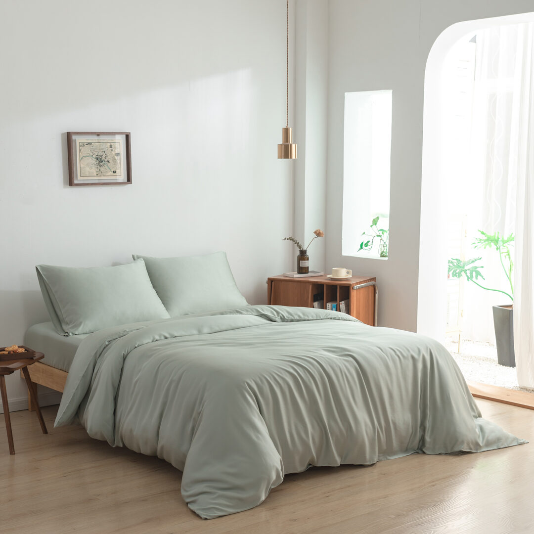 Foto van zijaanzicht van beddengoed opgemaakt op een bed Sage Green op een bed (kleur licht groen)