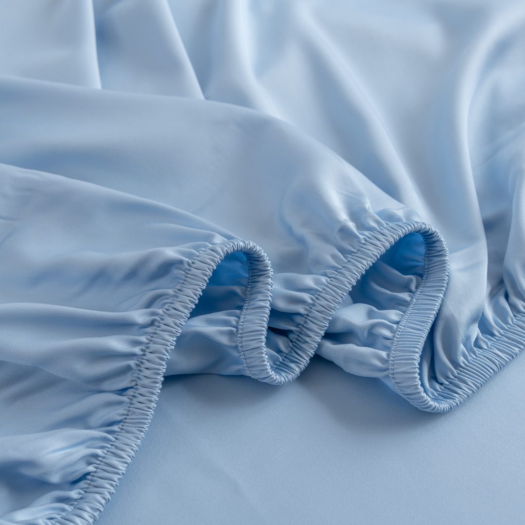 Detailfoto van een bamboe hoeslaken Sky Blue (licht blauw)