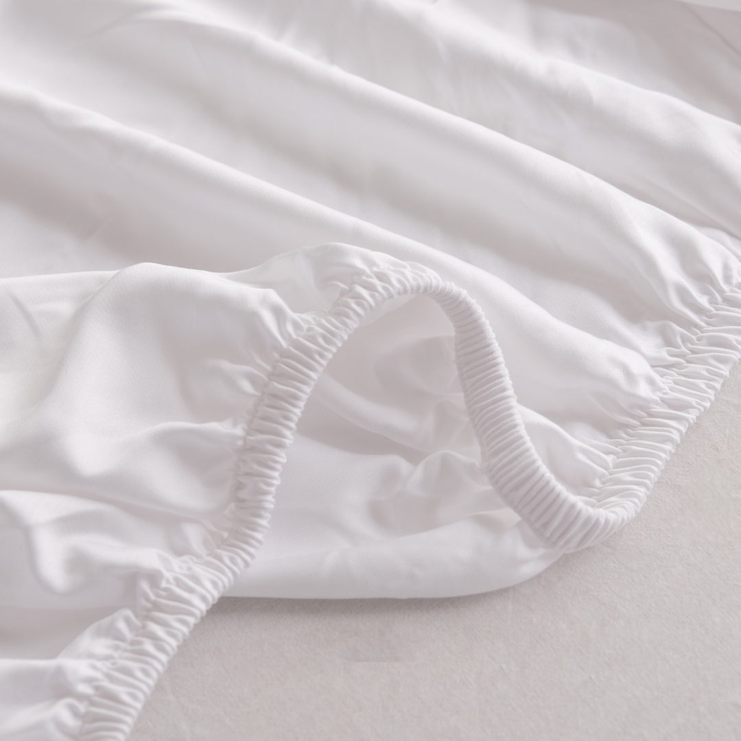 Detailfoto van een bamboe hoeslaken Coco White (kleur wit)