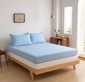 Bamboe topper hoeslaken Sky Blue (lichtblauw) om een topdekmatras met bijpassende kussenslopen, zijaanzicht