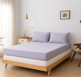 Bamboe topper hoeslaken Lavender Mist (lila) om een topdekmatras met bijpassende kussenslopen, zijaanzicht