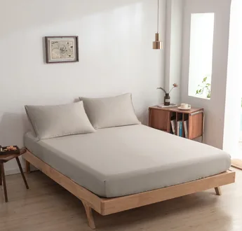 Zijaanzicht bamboe hoeslaken Soft Taupe (kleur licht bruin) op een bed