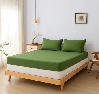 Bamboe topper hoeslaken Deep Moss (donkergroen) om een topdekmatras met bijpassende kussenslopen, zijaanzicht