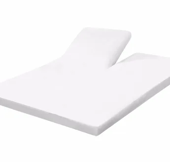 Wit bamboe splittopper hoeslaken met split, vrijstaand productbeeld