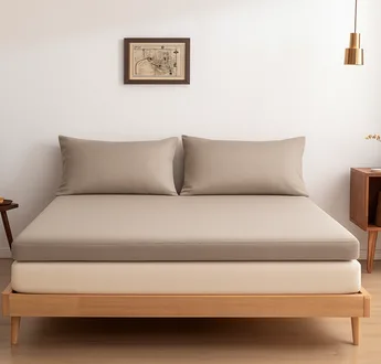 Bamboe topper hoeslaken Soft Taupe (taupe) om een topdekmatras met bijpassende kussenslopen, vooraanzicht