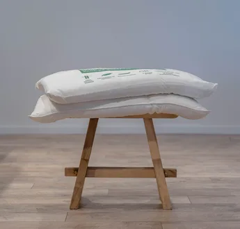 Bamboe hoofdkussen van Boomba Bamboo op een houten krukje