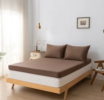 Bamboe topper hoeslaken Coffee Brown (bruin) om een topdekmatras met bijpassende kussenslopen, zijaanzicht