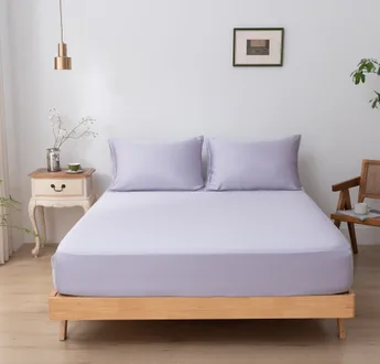 Bamboe hoeslaken Lavender Mist (lila) om een matras met twee bijpassende kussenslopen, vooraanzicht