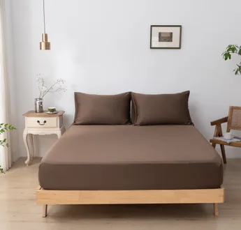 Bamboe hoeslaken Coffee Brown (bruin) om een matras met twee bijpassende kussenslopen, vooraanzicht