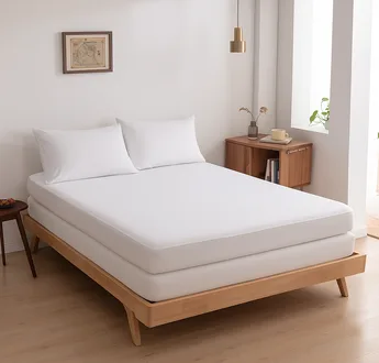 Bamboe topper hoeslaken Coco White (wit) om een topdekmatras met bijpassende kussenslopen, zijaanzicht