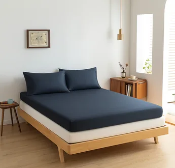 Bamboe topper hoeslaken Space Blue (donkerblauw) om een topdekmatras met bijpassende kussenslopen, zijaanzicht
