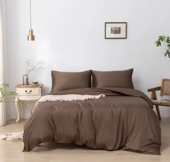 Bamboe dekbedovertrek en kussenslopen Coffee Brown (bruin) op een opgemaakt bed in een lichte slaapkamer, schuin aanzicht