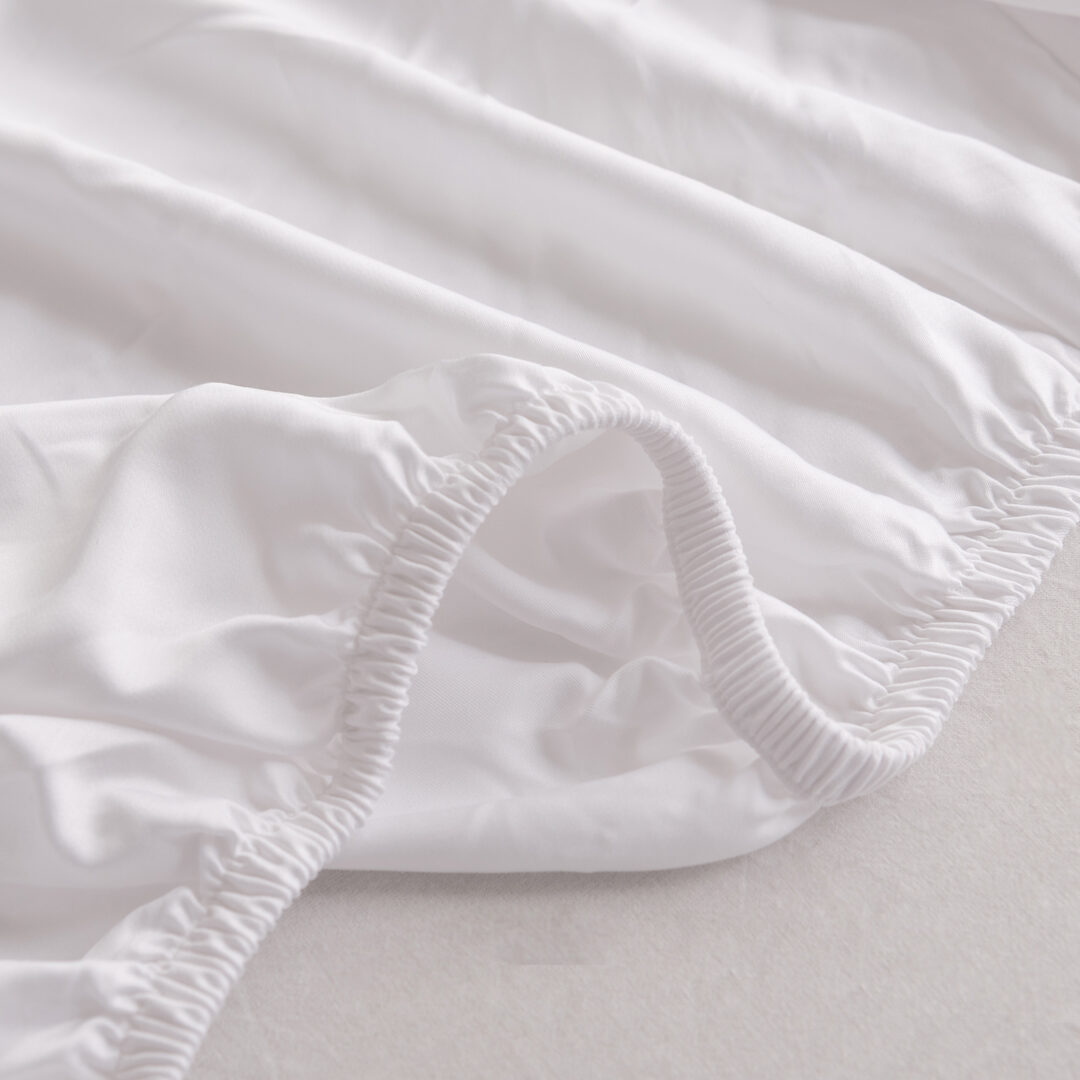 Detailfoto van een bamboe hoeslaken Coco White (kleur wit)