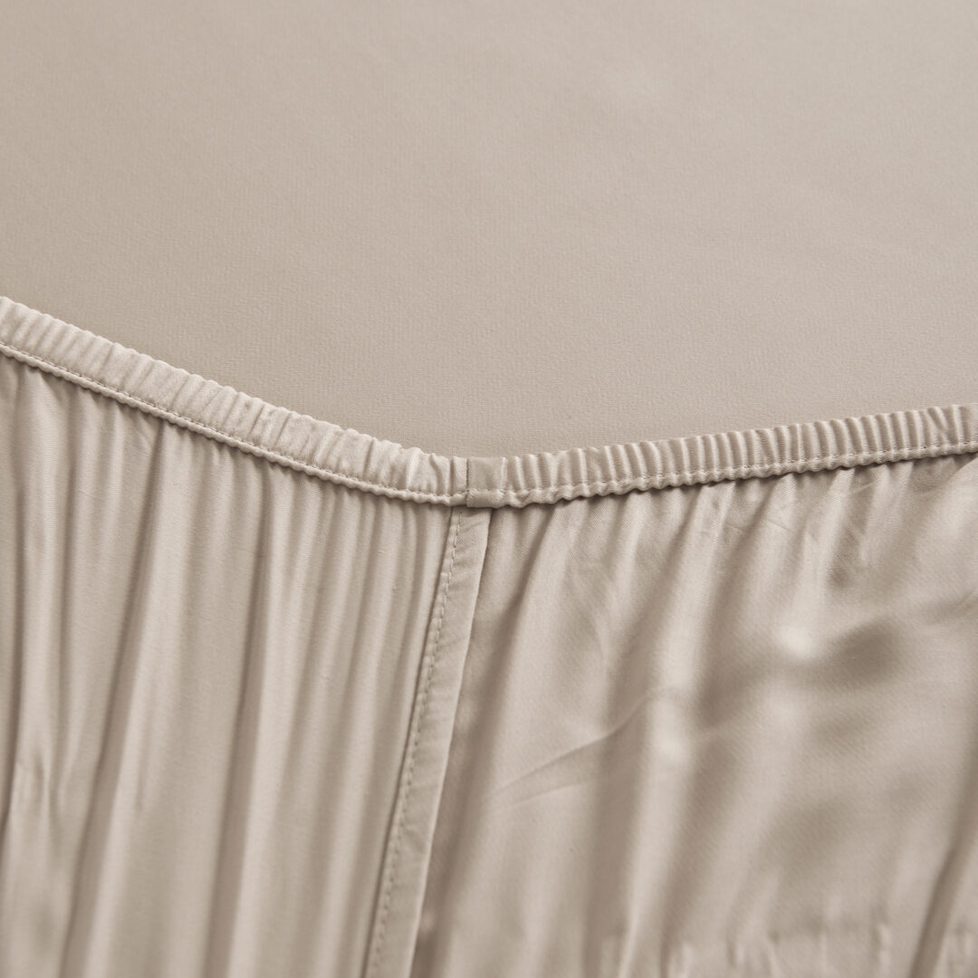 Detailfoto van een bamboe hoeslaken Soft Taupe (licht bruin)