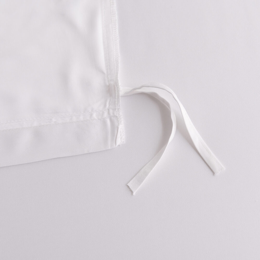 Lusjes van een dekbedovertrek in de kleur Coco White om het dekbedovertrek en dekbed aan elkaar vast te maken