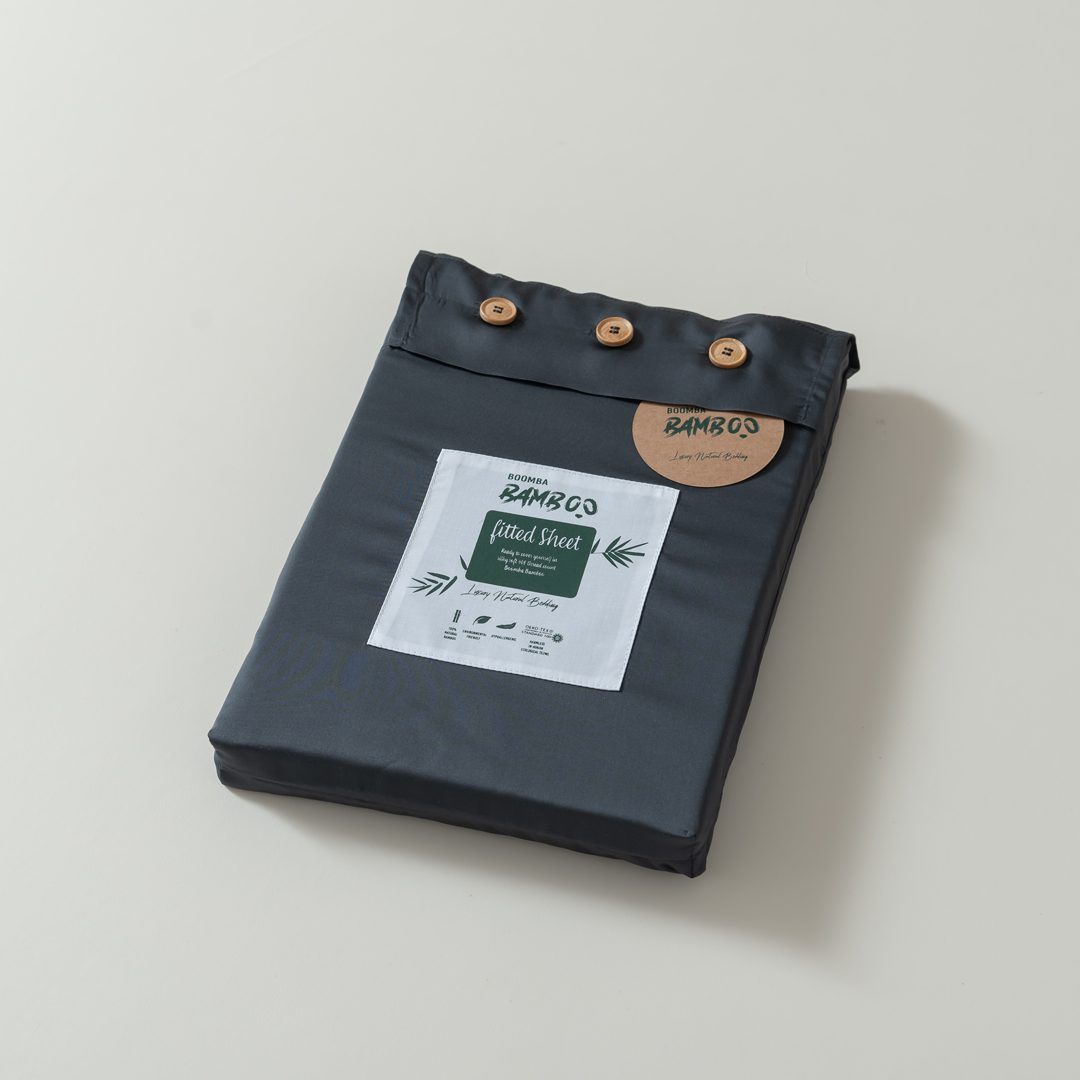 Foto van de verpakking van een Space Blue hoeslaken (kleur donker blauw)