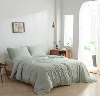 Foto van zijaanzicht van beddengoed opgemaakt op een bed Sage Green op een bed (kleur licht groen)