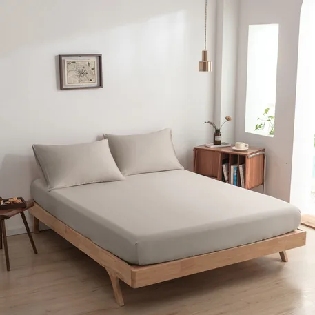 Zijaanzicht bamboe hoeslaken Soft Taupe (kleur licht bruin) op een bed