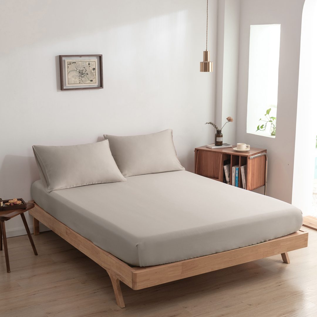 Zijaanzicht bamboe hoeslaken Soft Taupe (kleur licht bruin) op een bed