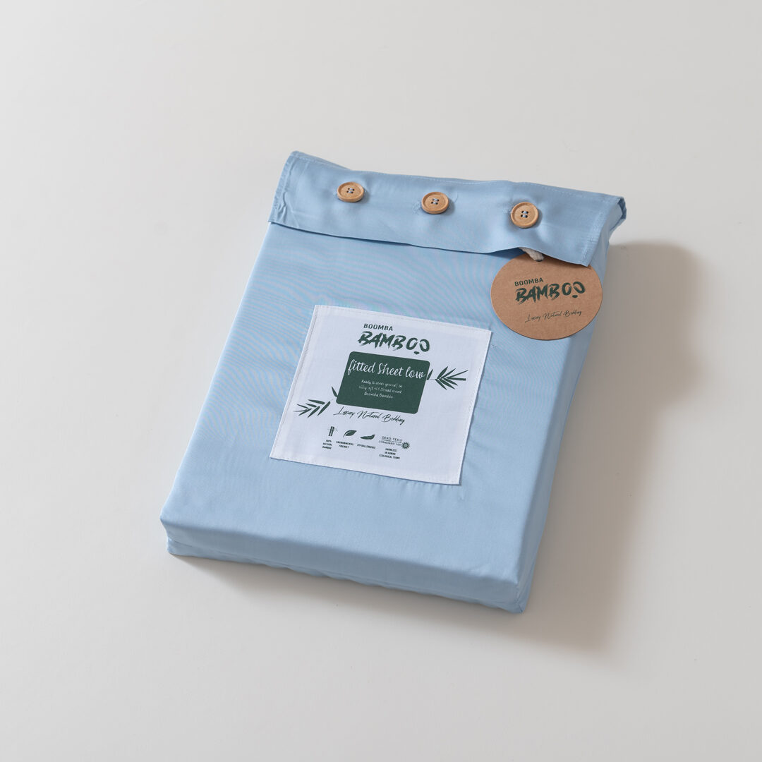 Verpakking van een bamboe hoeslaken geschikt voor een topdekmatras Sky Blue (licht blauw)