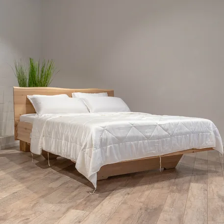 Zijaanzicht van een dekbed die op een bed ligt