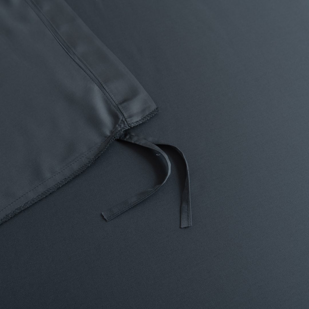 Lusjes van een dekbedovertrek in de kleur Space Blue om het dekbedovertrek en dekbed aan elkaar vast te maken