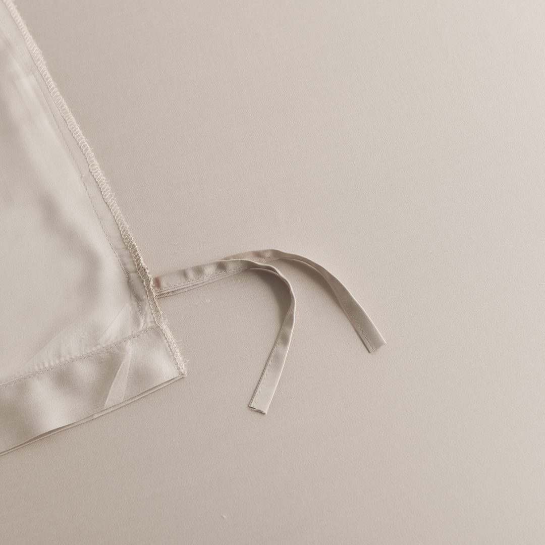 Lusjes van een dekbedovertrek in de kleur Soft Taupe om het dekbedovertrek en dekbed aan elkaar vast te maken