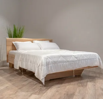 Zijaanzicht van een dekbed die op een bed ligt