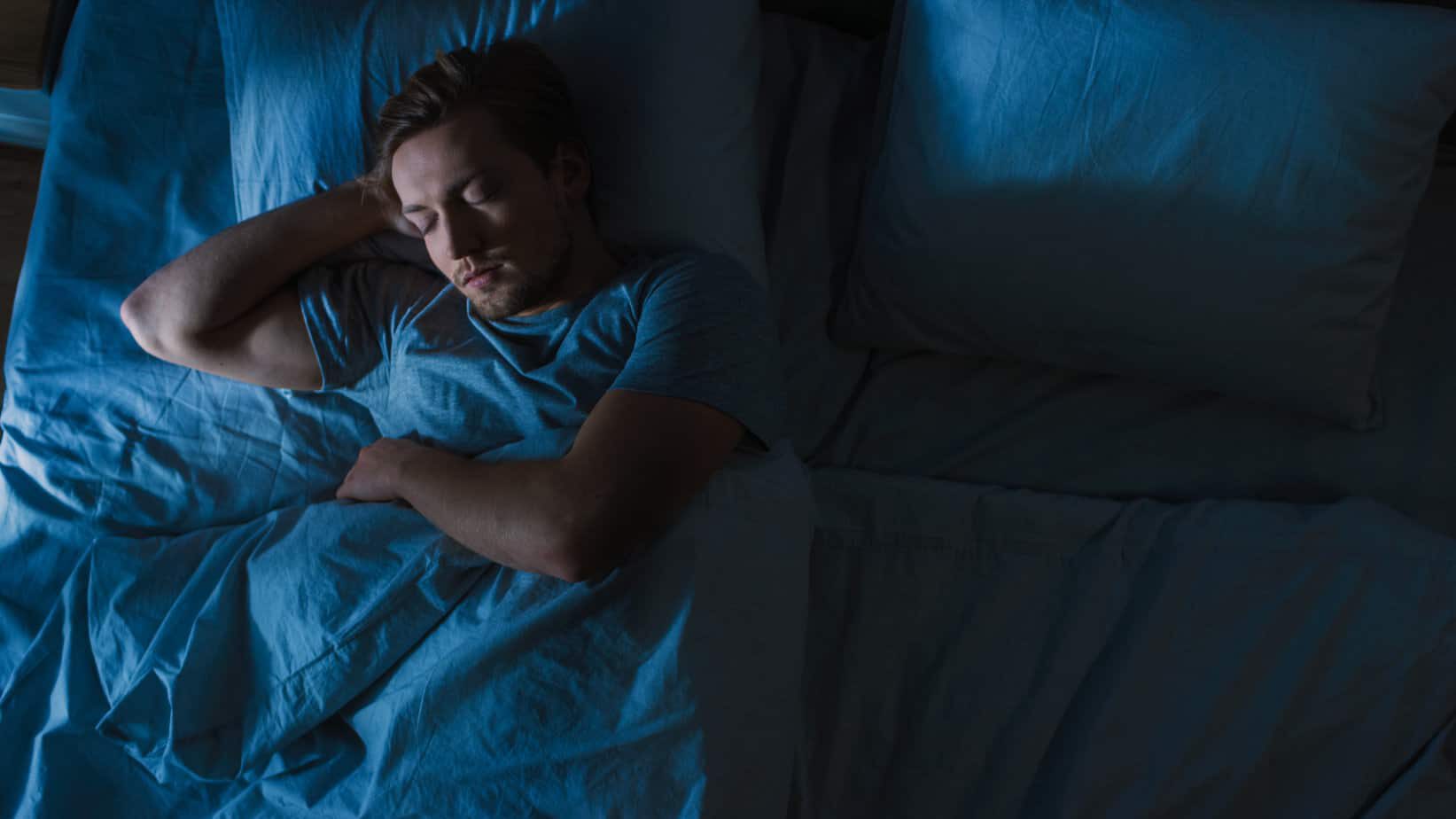 Een foto van iemand die in bed ligt te slapen