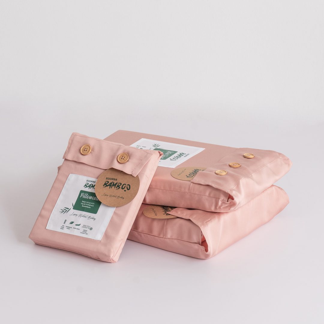 Foto van de verpakking van 2 stuks Cuddle Pink kussenslopen  - kleur licht roze