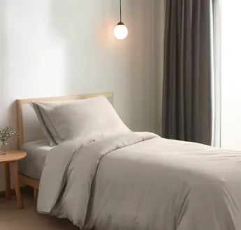 Bamboe dekbedovertrek Soft Taupe (taupe) op een opgemaakt eenpersoonsbed