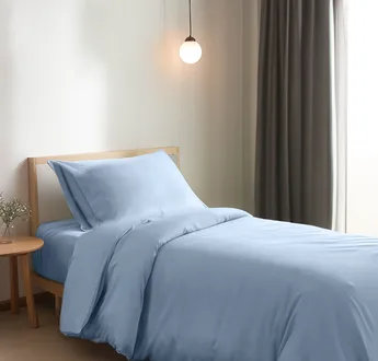 Bamboe dekbedovertrek Sky Blue (lichtblauw) op een opgemaakt eenpersoonsbed