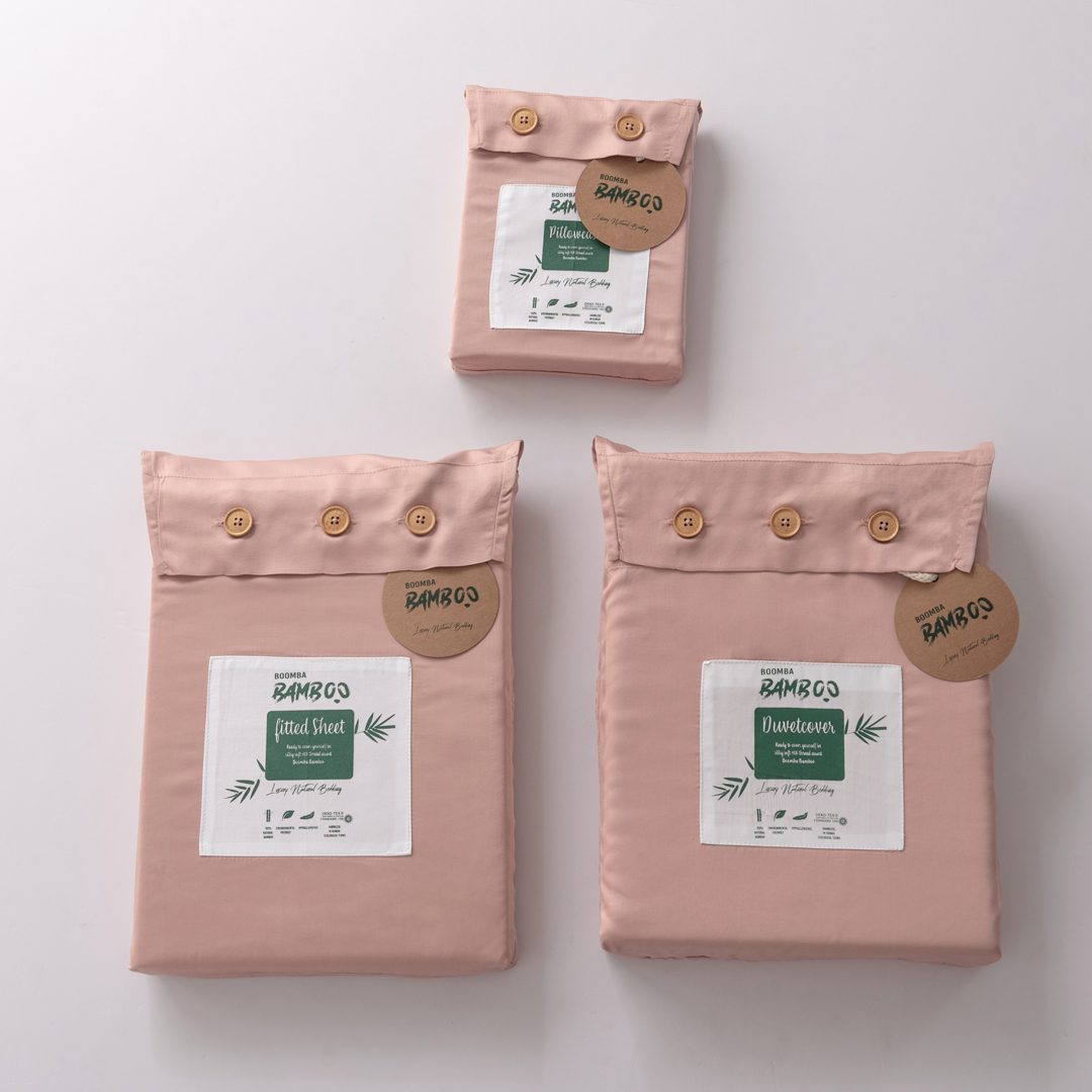Drie verpakkingen van een complete Premium bamboe beddengoedset in de kleur Cuddle Pink