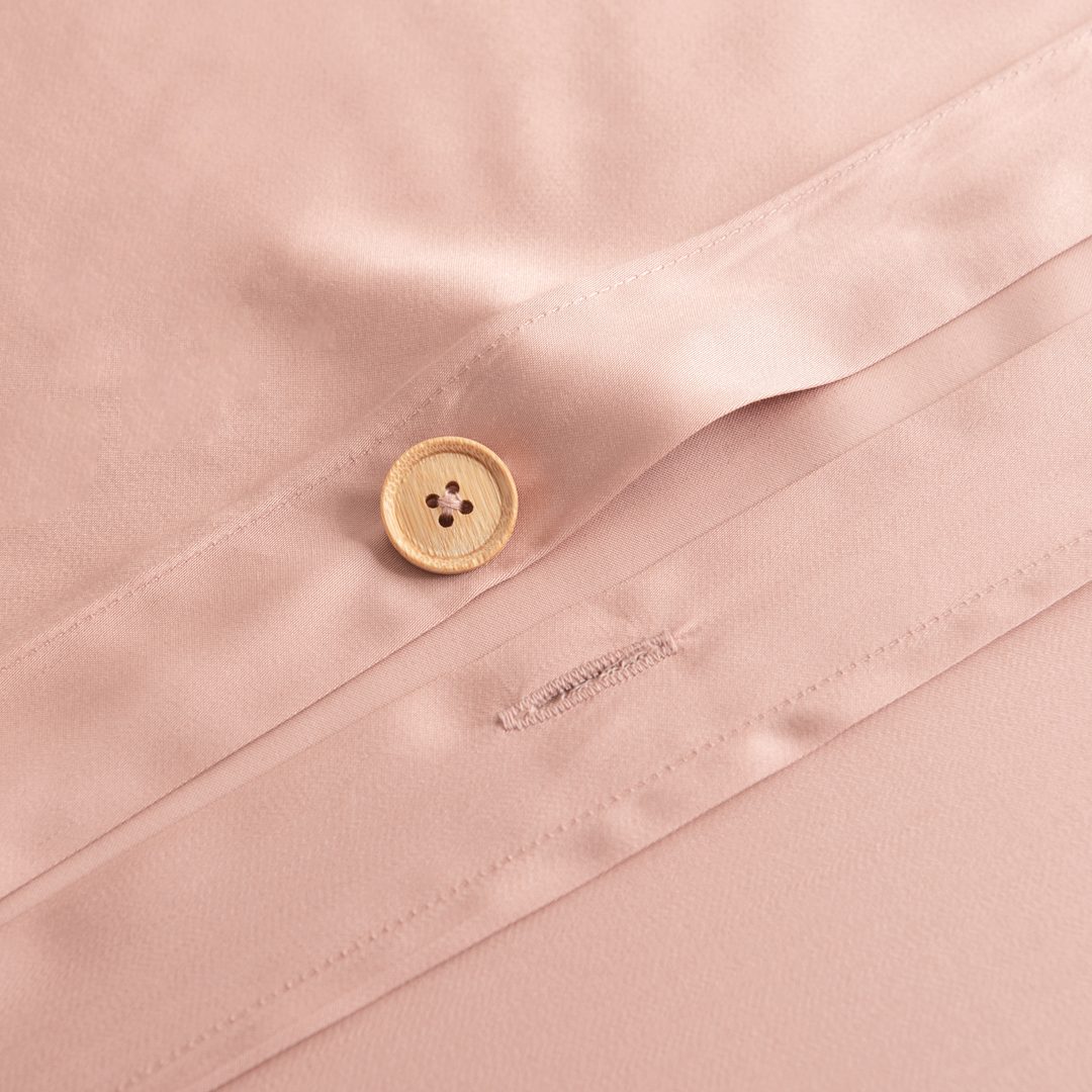 Detailfoto van een bamboe knoopsluiting van een bamboe dekbedovertrek in de kleur Cuddle Pink (licht roze)