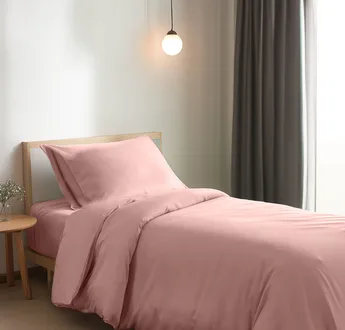 Bamboe dekbedovertrek Cuddle Pink (roze) op een opgemaakt eenpersoonsbed