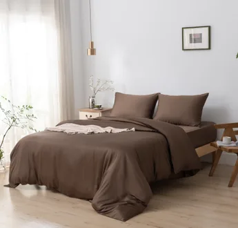 Bamboe dekbedovertrek en kussenslopen Coffee Brown (bruin) op een opgemaakt bed in een lichte slaapkamer, schuin aanzicht
