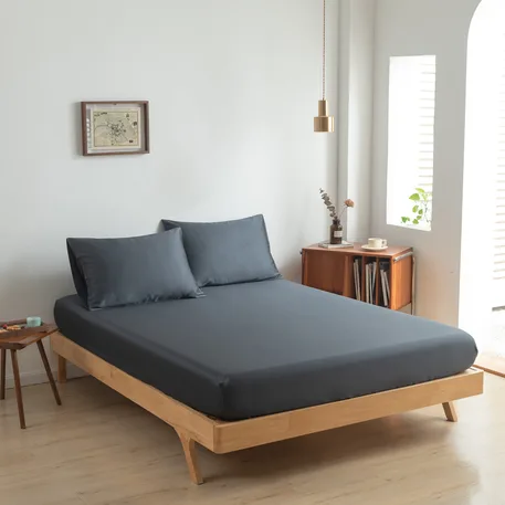 Zijaanzicht bamboe hoeslaken Space Blue (kleur donker blauw) op een bed