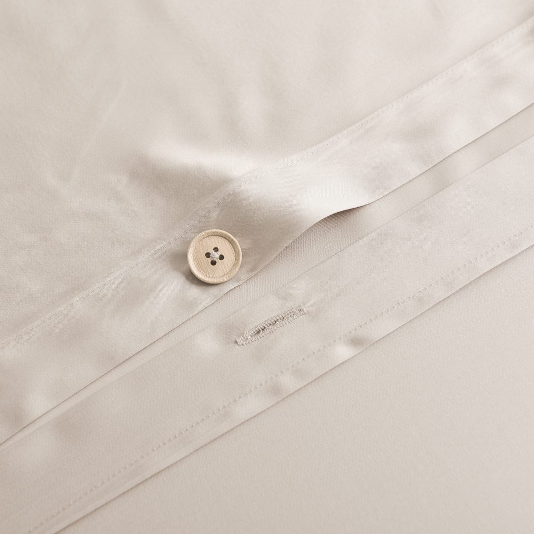 Detailfoto van een bamboe knoopsluiting van een bamboe dekbedovertrek in de kleur Soft Taupe (licht bruin)